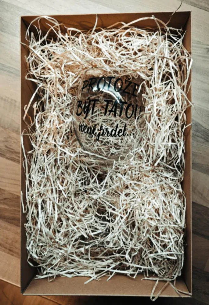 Dárkové balení s dřevitou vlnou | SKLENICE NA VÍNO 600ML